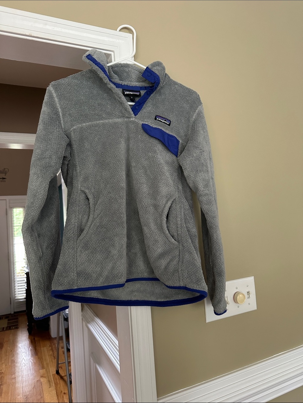 Patagonia Womens Gray Fleece Pullover with Blue Accents